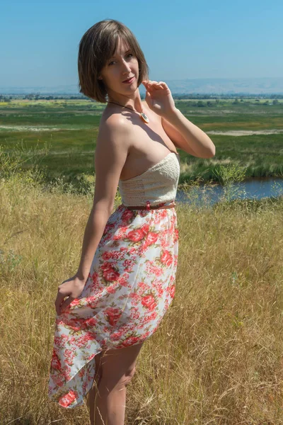 Brunette in een wildernis — Stockfoto