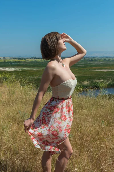 Brunette in een wildernis — Stockfoto