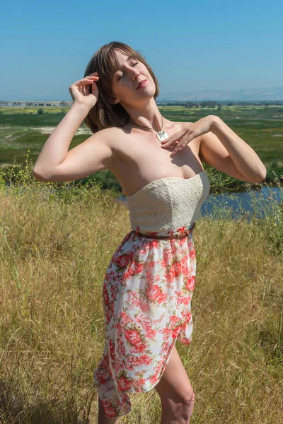 Brunette in a wilderness — Stock Photo, Image