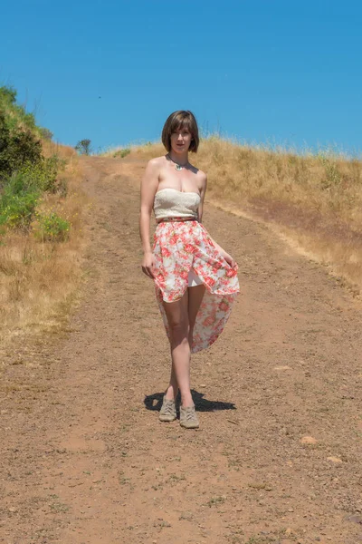 Esmer bir toprak yol üzerinde