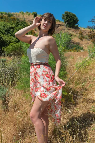 Brunette in a wilderness — Stock Photo, Image