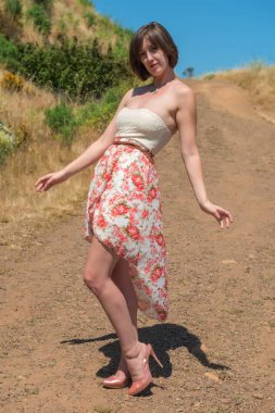 Esmer bir toprak yol üzerinde