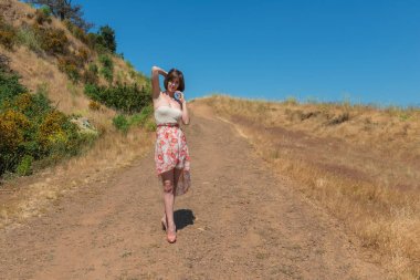 Esmer bir toprak yol üzerinde