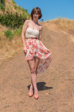 Esmer bir toprak yol üzerinde