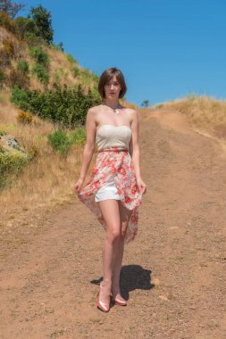 Esmer bir toprak yol üzerinde