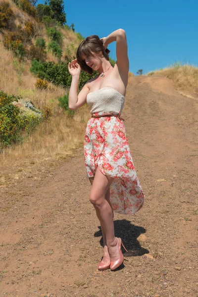 Brunette on a dirt road — Stock Photo, Image