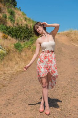 Esmer bir toprak yol üzerinde