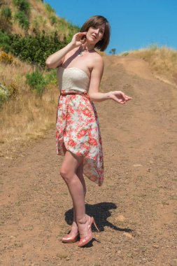 Esmer bir toprak yol üzerinde