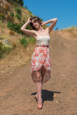 Esmer bir toprak yol üzerinde