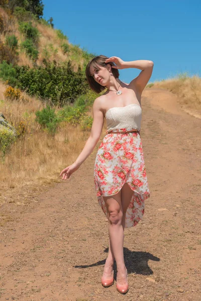 Esmer bir toprak yol üzerinde