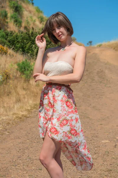 Esmer bir toprak yol üzerinde