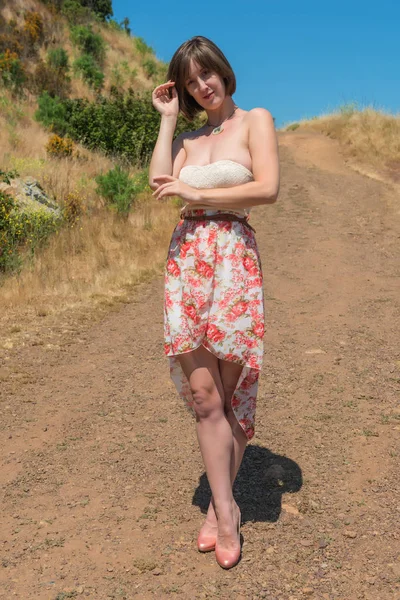 Esmer bir toprak yol üzerinde