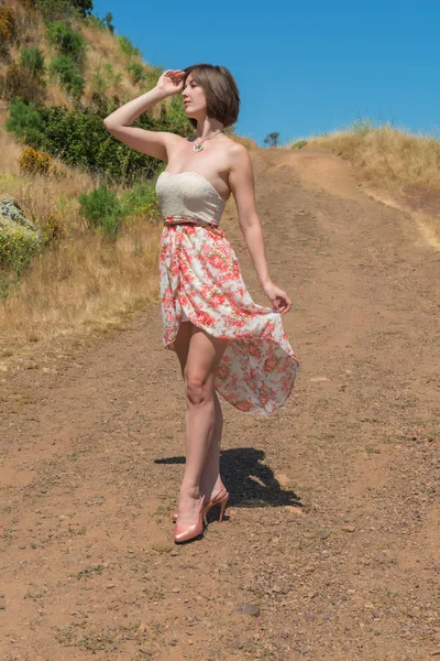 Brunette on a dirt road — Stock Photo, Image