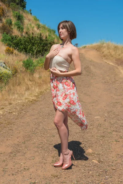 Esmer bir toprak yol üzerinde