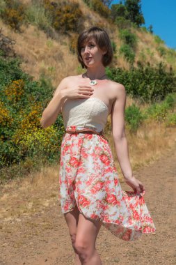 Esmer bir toprak yol üzerinde