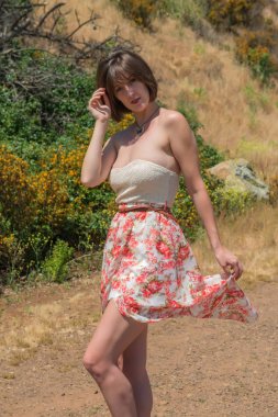 Esmer bir toprak yol üzerinde