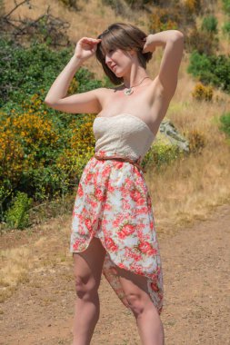 Esmer bir toprak yol üzerinde