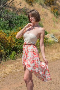 Esmer bir toprak yol üzerinde