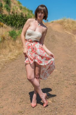 Esmer bir toprak yol üzerinde