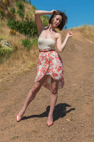 Esmer bir toprak yol üzerinde