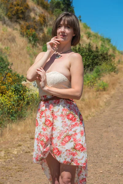 Brunette on a dirt road — Stock Photo, Image