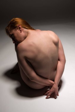 Kızıl saçlıya beyaz