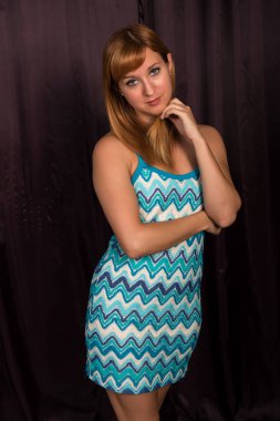 Kızıl saçlı mavi ve beyaz