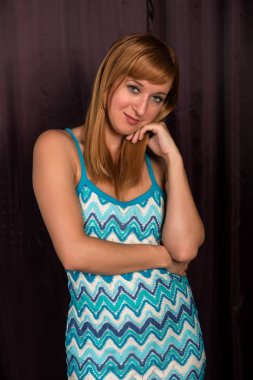 Kızıl saçlı mavi ve beyaz