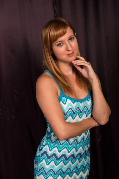 Kızıl saçlı mavi ve beyaz