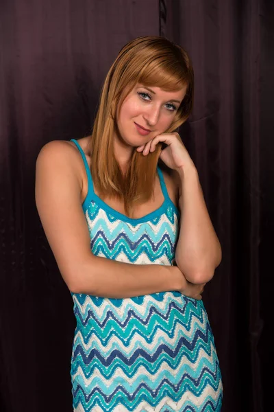 Kızıl saçlı mavi ve beyaz