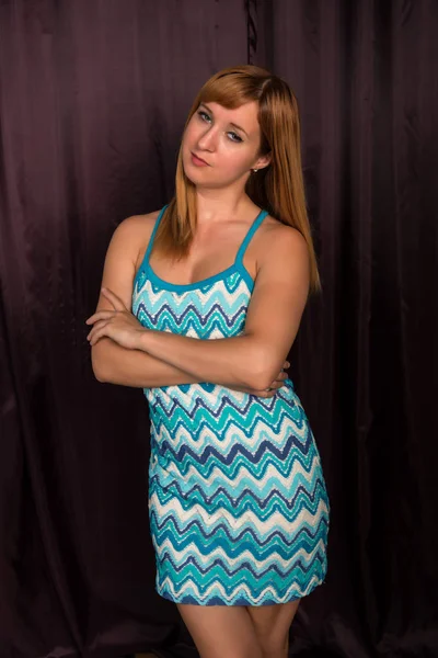 Kızıl saçlı mavi ve beyaz