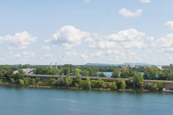 Podwyższonych autostrad nad rzeką — Zdjęcie stockowe