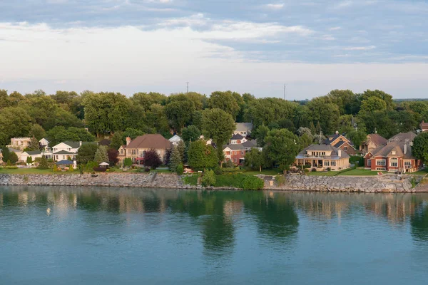 Homes along the St. Lawrence — Stock Photo, Image