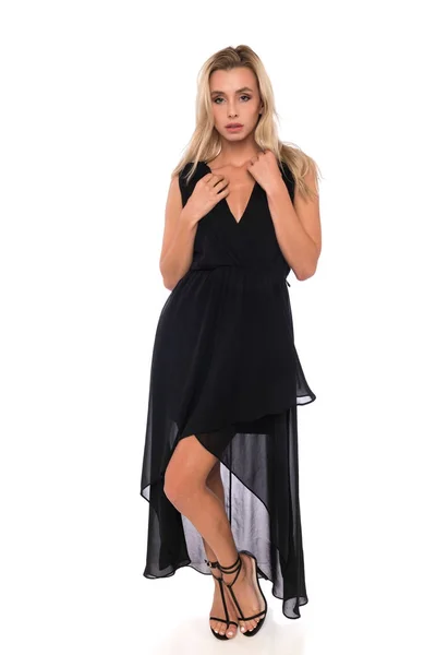Blondynka w czarnej sukience — Zdjęcie stockowe
