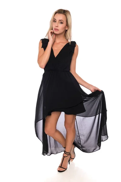 Blondynka w czarnej sukience — Zdjęcie stockowe