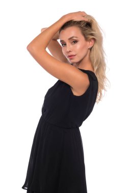 sarışın siyah elbise