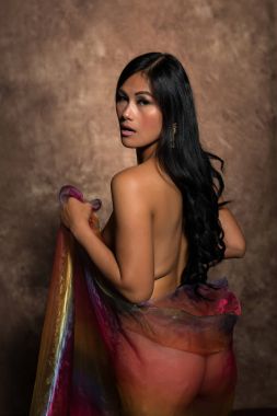 Filipina içinde renkli bir şal