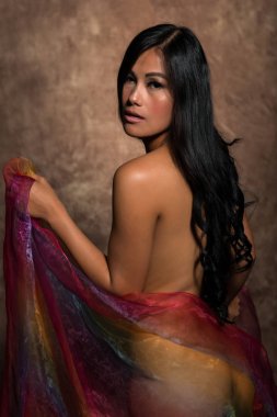 Filipina içinde renkli bir şal