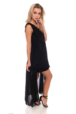 sarışın siyah elbise