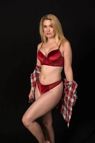 Blonde in rode lingerie — Stockfoto