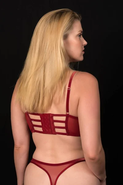 Blondin i röda underkläder — Stockfoto