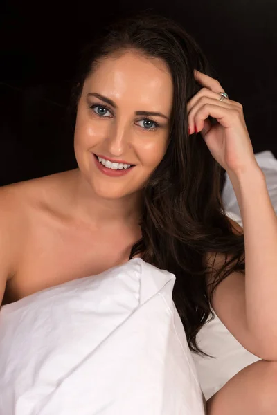 Brunette in bed — Stock Photo, Image