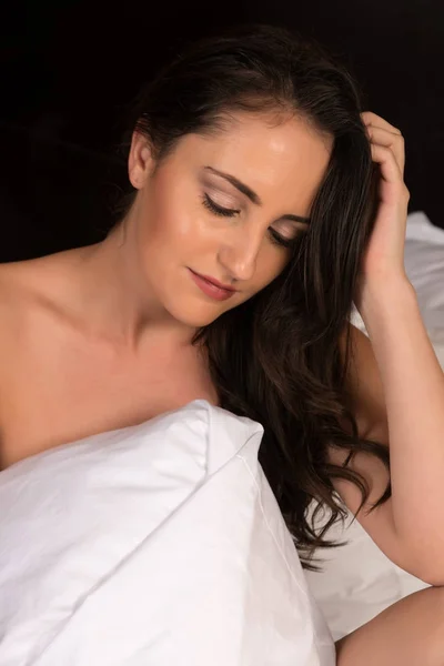Brunette in bed — Stock Photo, Image