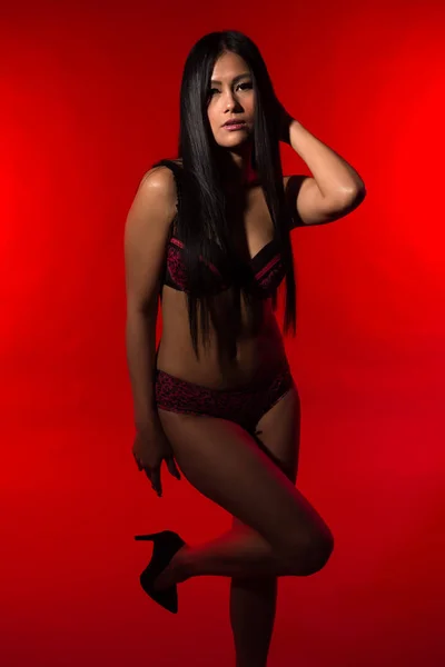 Filipina en rojo y negro — Foto de Stock