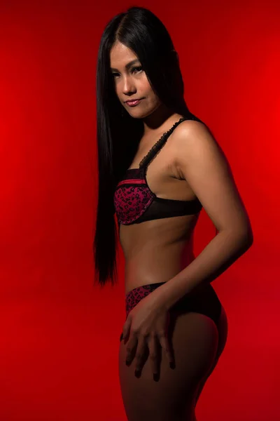 Filipina em vermelho e preto — Fotografia de Stock