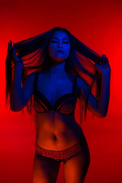 Filipina em azul e vermelho — Fotografia de Stock