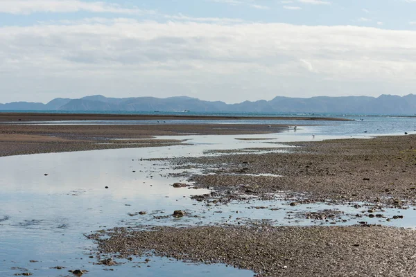 Rotsachtig strand — Stockfoto