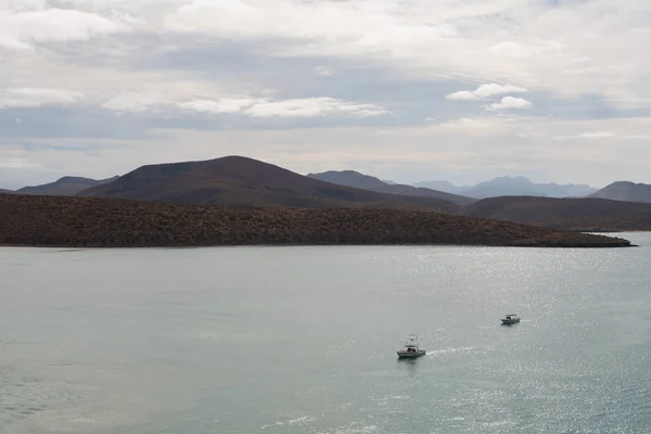 Bateaux contre collines — Photo