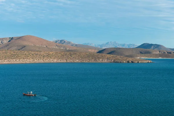 Boats against hills — Stock Photo, Image