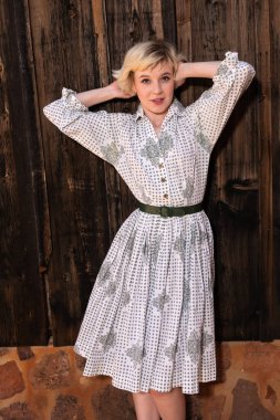 Sarışın bir kıyafet içinde